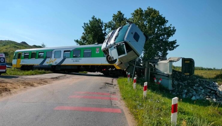 Polonya’da yolcu treni kamyonla çarpıştı: 22 yaralı