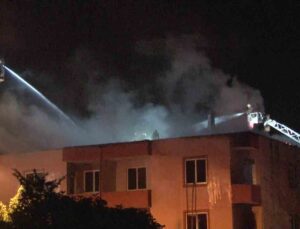 Sancaktepe’de metruk binanın çatısı alev alev yandı