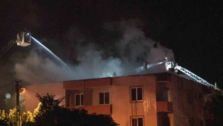 Sancaktepe’de metruk binanın çatısı alev alev yandı