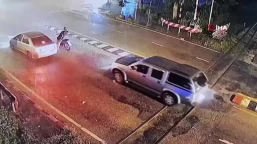 Tayland’da polis noktasına bombalı saldırı