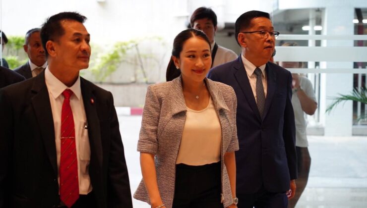 Tayland’ın sürgündeki eski Başbakanı Thaksin ülkesine dönüşünü erteledi
