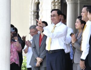 Taylandlı darbe lideri Prayut Chan-o-cha hükümet konağına veda etti