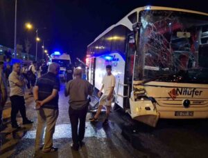 Turgutlu’da yolcu otobüsü TIR’a arkadan çarptı: 3 yaralı