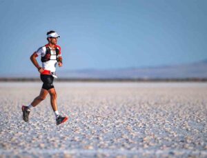 UMKE gönüllüsü Tuz Gölü’nde düzenlenen 160 kilometrelik koşuda birinci oldu