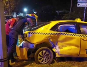 Üsküdar’da dolmuş ile taksi çarpıştı: 3 yaralı