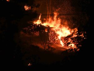 Yunanistan’daki orman yangınında 18 kişinin cansız bedenine ulaşıldı