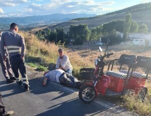 3 tekerlekli moped devrildi: 1 yaralı