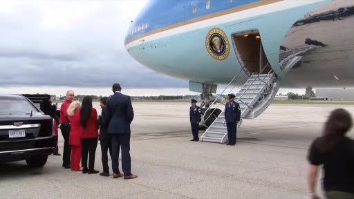 ABD Başkanı Biden, uçaktan indiği sırada az daha düşüyordu