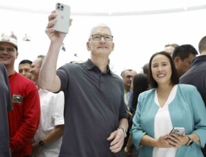 ABD merkezli teknoloji firması Apple yeni telefon ve akıllı saat modellerini tanıttı