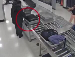 ABD’de havalimanındaki güvenlik görevlisi yolcu çantasından para çaldı