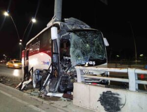 Adana’da havaalanına yolcu götüren midibüs kaza yaptı: 5 yaralı