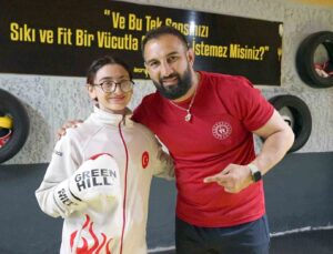 Ailesi balerin olmasını isterken kick boksa merak salan 17 yaşındaki Yağmur, dünyada Türkiye’yi temsil ediyor