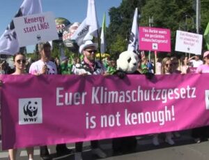 Almanya‘da 10 bin kişilik iklim protestosu