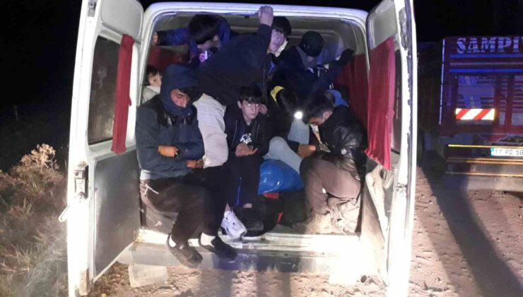 Ayvacık’ta iki minibüs içinde 40 kaçak göçmen ile 2 organizatör yakalandı