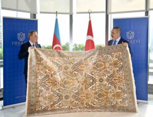 Azerbaycan Dışişleri Bakanı Bayramov’dan Türkevi’ne “Karabağ” halısı