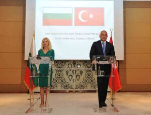 Bakan Ersoy, Bulgaristan hava yollarının uçuşlarını artırmasının turizme olumlu etkisine vurgu yaptı