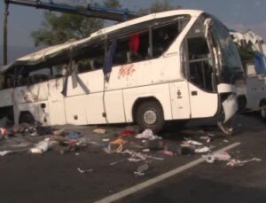 Bariyerleri yıkıp karşı şeride geçen tır otobüse çarptı: 6 ölü, 43 yaralı