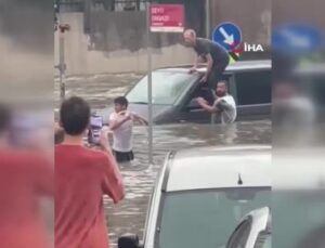 Başakşehir’de bir vatandaş aracı suda sürüklenmesin diye direğe bağladı