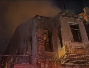Beyoğlu’nda 2 katlı metruk bina alev alev yandı