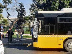 Beyoğlu’nda tramvay İETT otobüsüne çarptı