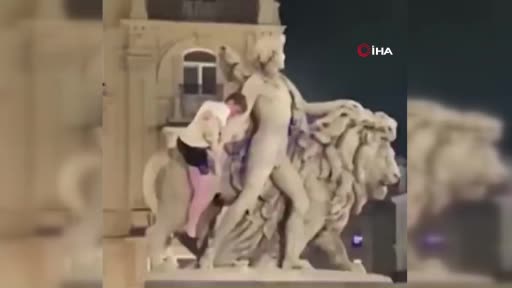 Brüksel’de alkollü turist tırmandığı heykelin kolunu kırdı