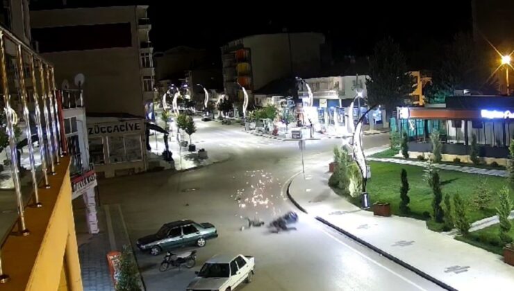 Burdur’da kaldırıma çarpan motosikletin 100 metre sürüklendiği kaza kamerada