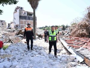 Büyük depremde yıkılan 752 yıllık Ulu Cami’nin enkazı temizleniyor
