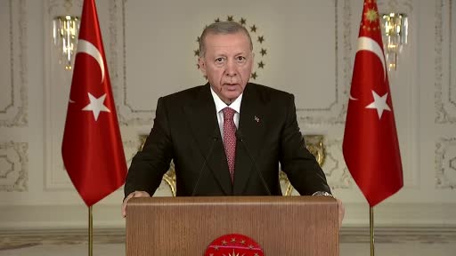 – Cumhurbaşkanı Erdoğan: “Seçim döneminde depremzedelere ’bedava ev’ sözü verenler, hem sözlerini hem de Hatay ile birlikte diğer şehirlerimizin de yolunu unuttu.”