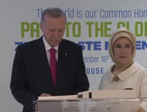 – Cumhurbaşkanı Recep Tayyip Erdoğan ile eşi Emine Erdoğan, ABD’nin New York kentinde “Sıfır Atık İyi Niyet Beyanı” imza törenine katıldı.