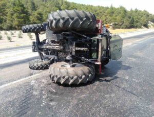Devrilen traktörün sürücüsü kazayı ucuz atlattı