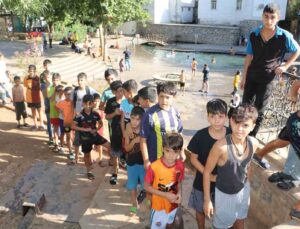 Diyarbakır’da süs havuzuna giren çocuklar olimpik havuza götürüldü