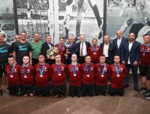 Down Sendromlular Milli Takımı, Avrupa kupasını Başkan Büyükekşi’ye getirdi