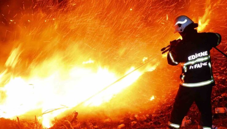 Edirne’de otluk alanda yangın: Alevler geceyi aydınlattı