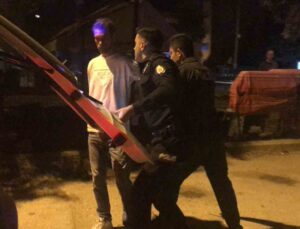 Edirne’de yoldan geçenlere silah gösteren alkollü şüpheliye polisten suçüstü
