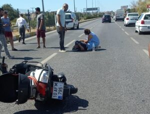 Edremit’te motosiklet kazasında sürücünün yardımına çevredekiler koştu