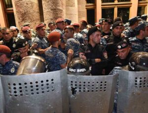 Ermenistan’da polis ile Başbakan Paşinyan karşıtları arasında arbede