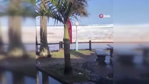 Güney Afrika’da dev dalgalar kıyı şeridini vurdu: 1 ölü
