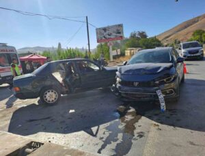 Gürün’de otomobiller çarpıştı: 4 yaralı