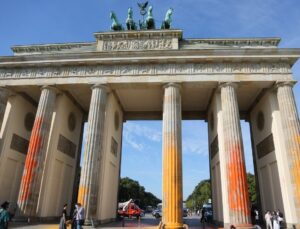 İklim aktivistlerinden tarihi Brandenburg Kapısı’na boyalı saldırı: 14 gözaltı