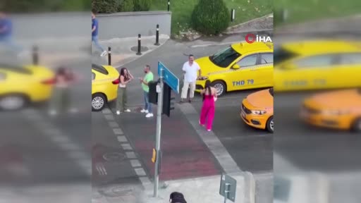 İstanbul’da taksici ve kadın müşterilerin tekmeli kavgası kamerada: Yere savurduğu kadın çanta fırlattı