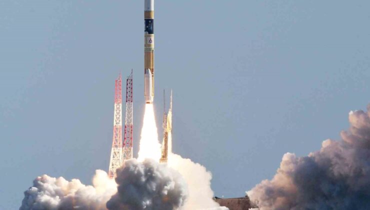 Japonya yörüngeye Ay’a iniş aracı ve gözlem uydusu fırlattı