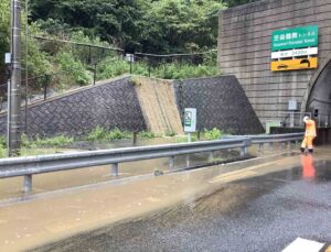 Japonya’da tropikal fırtına alarmı: Nehirler taştı, sürücüler yolda kaldı