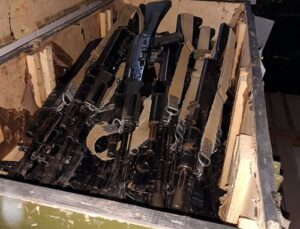 Karabağ’da bir depoda çok sayıda silah ve mühimmat bulundu