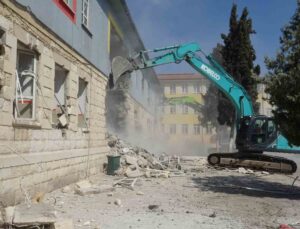Kilis’te ağır hasarlı okulların yıkımına başlandı