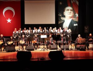 Kütahya Belediyesi Kültür ve Sanat Akademisi Türk Halk Müziği Korusu ilk konserini verdi
