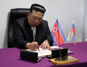 Kuzey Kore lideri Kim, Rus bombardıman uçaklarını ve savaş gemisini inceledi