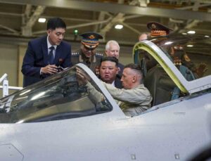 Kuzey Kore lideri Kim’den Rusya’da savaş ve sivil uçaklarının üretildiği fabrikalara ziyaret