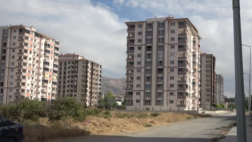 Malatya’da yüksek katlı binaların patlayıcı ile yıkımı sürüyor