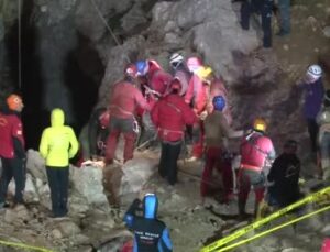 Mide kanaması geçiren ABD’li bilim adamı 9 gün sonra mağaradan çıkartıldı