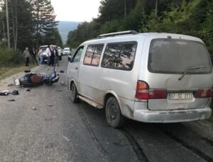 Minibüsle çarpışan motosikletin sürücüsü hayatını kaybetti